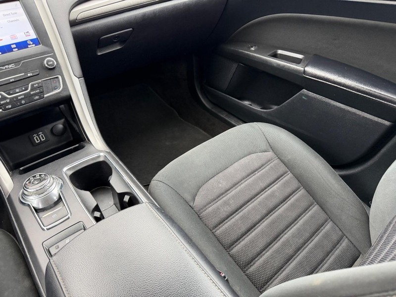 Ford Fusion Vehicle Full-screen Gallery Image 17