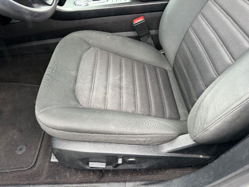 Ford Fusion Vehicle Full-screen Gallery Image 19