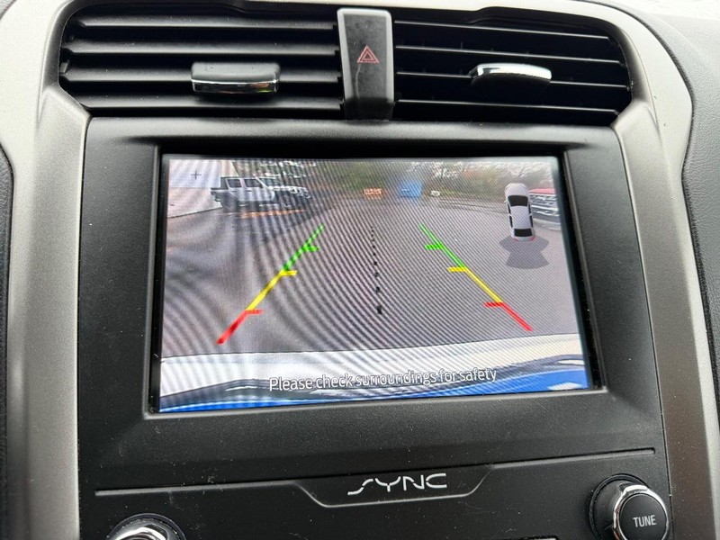 Ford Fusion Vehicle Full-screen Gallery Image 21