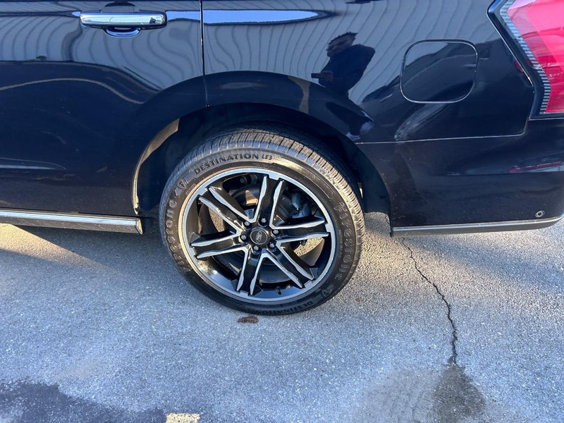 Ford Expedition Vehicle Full-screen Gallery Image 09