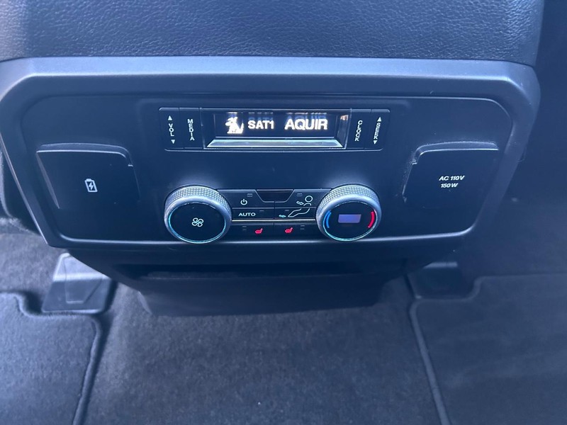 Ford Expedition Vehicle Full-screen Gallery Image 13