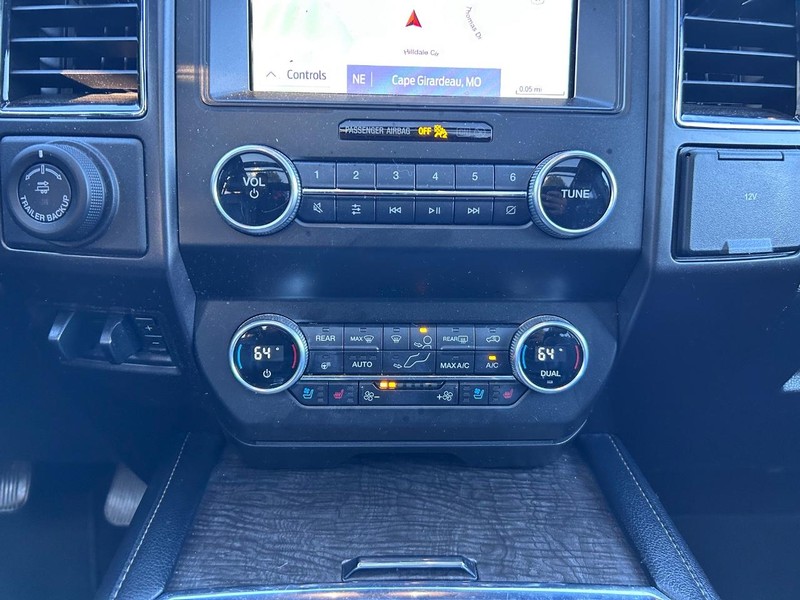 Ford Expedition Vehicle Full-screen Gallery Image 19