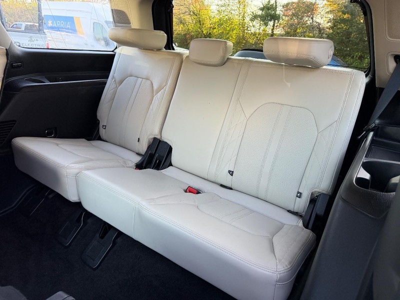 Ford Expedition Vehicle Full-screen Gallery Image 10