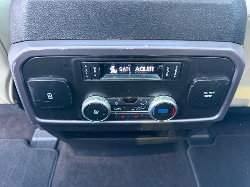 Ford Expedition Vehicle Full-screen Gallery Image 14