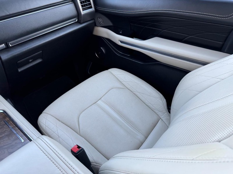 Ford Expedition Vehicle Full-screen Gallery Image 22