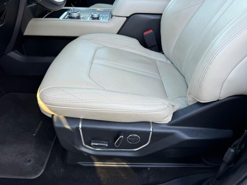 Ford Expedition Vehicle Full-screen Gallery Image 25