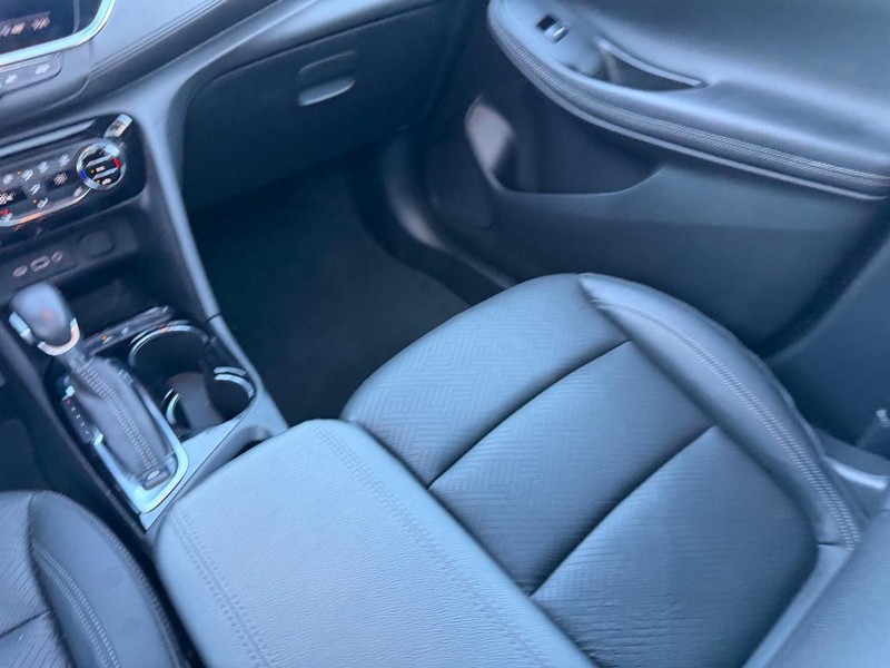 Buick Encore GX Vehicle Full-screen Gallery Image 19