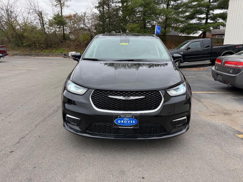 Chrysler Pacifica Vehicle Full-screen Gallery Image 02