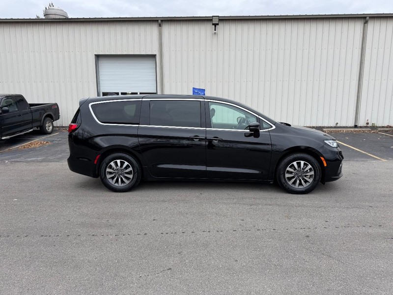 Chrysler Pacifica Vehicle Full-screen Gallery Image 04