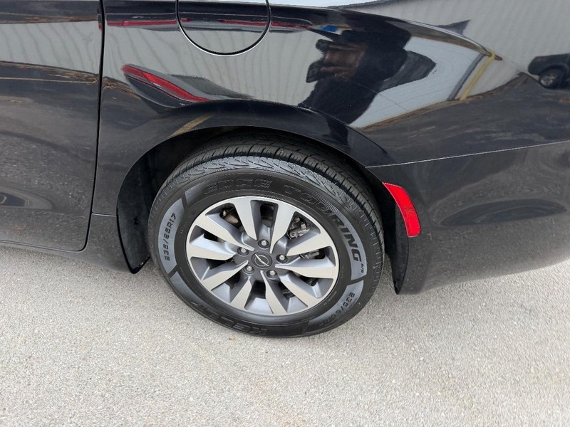 Chrysler Pacifica Vehicle Full-screen Gallery Image 09