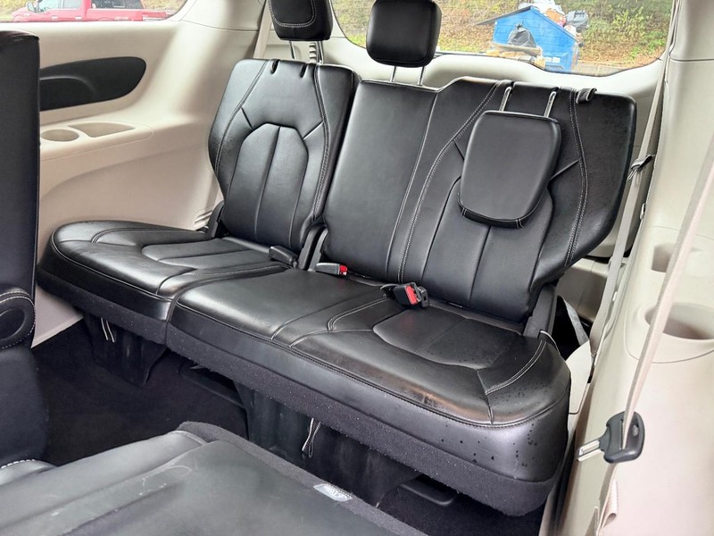 Chrysler Pacifica Vehicle Full-screen Gallery Image 10