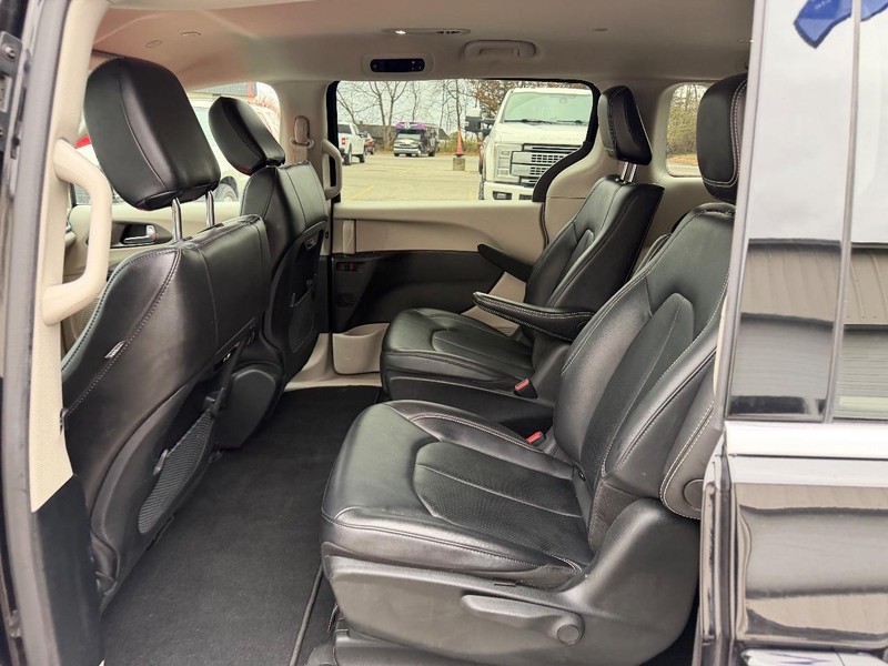 Chrysler Pacifica Vehicle Full-screen Gallery Image 11