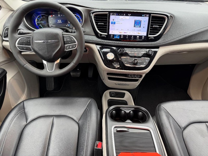 Chrysler Pacifica Vehicle Full-screen Gallery Image 14