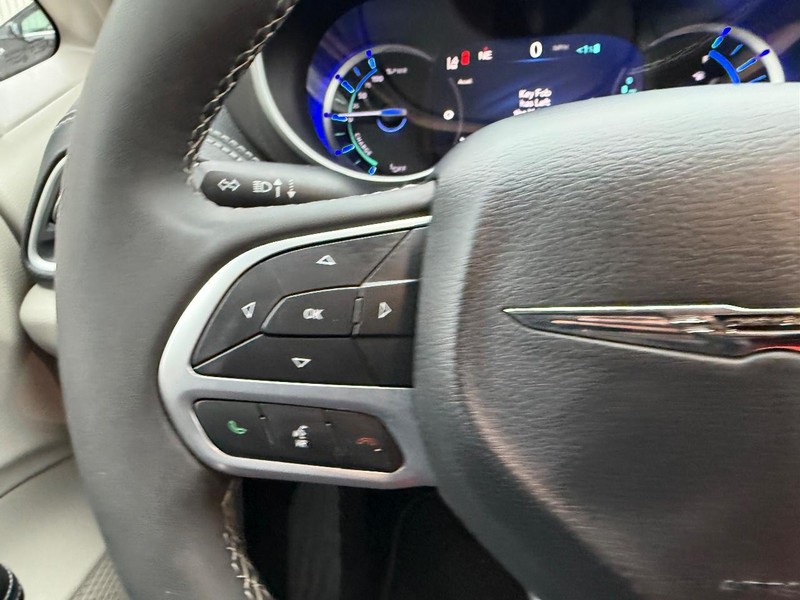 Chrysler Pacifica Vehicle Full-screen Gallery Image 16