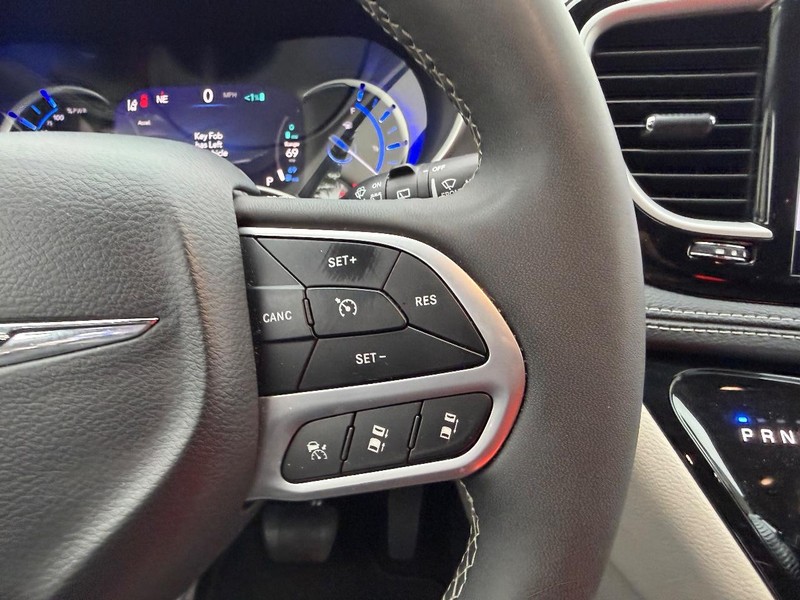 Chrysler Pacifica Vehicle Full-screen Gallery Image 17