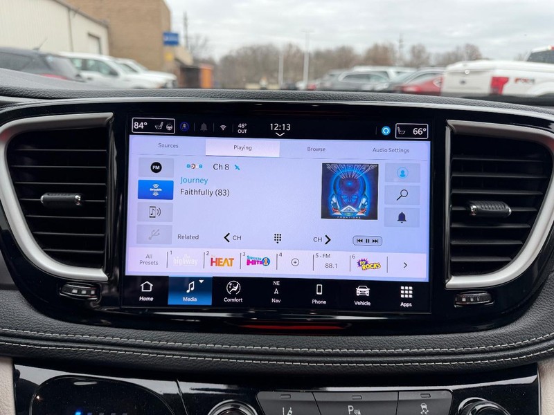 Chrysler Pacifica Vehicle Full-screen Gallery Image 18