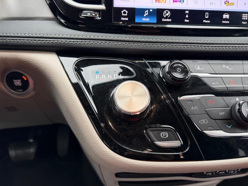 Chrysler Pacifica Vehicle Full-screen Gallery Image 20