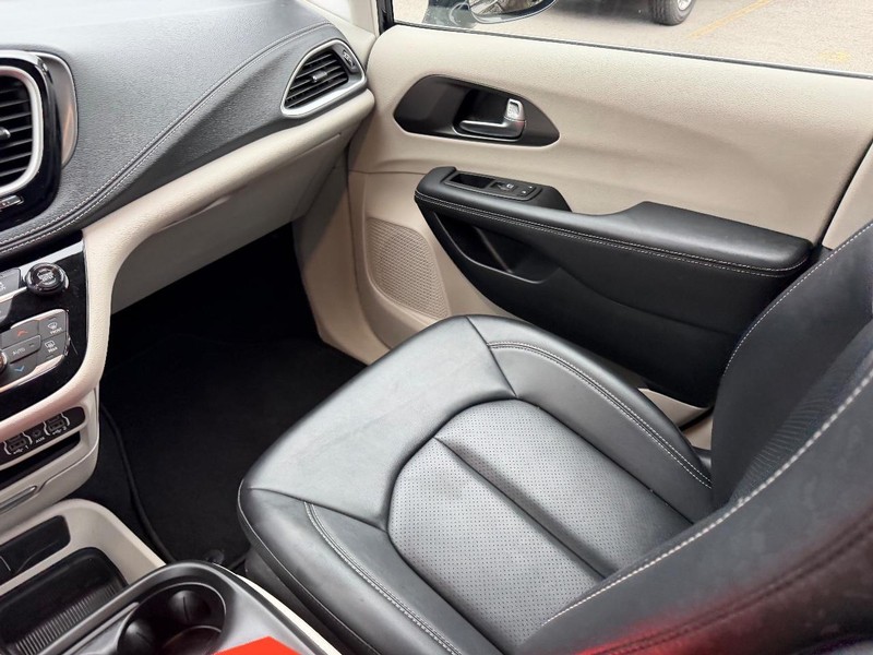 Chrysler Pacifica Vehicle Full-screen Gallery Image 21