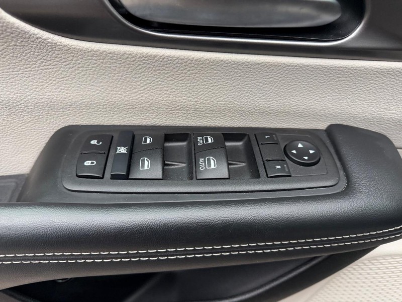 Chrysler Pacifica Vehicle Full-screen Gallery Image 22