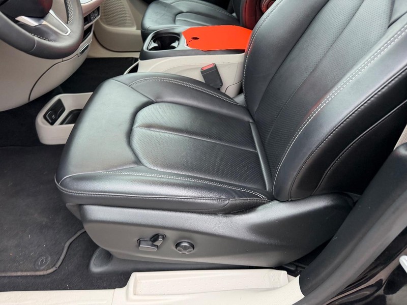 Chrysler Pacifica Vehicle Full-screen Gallery Image 24