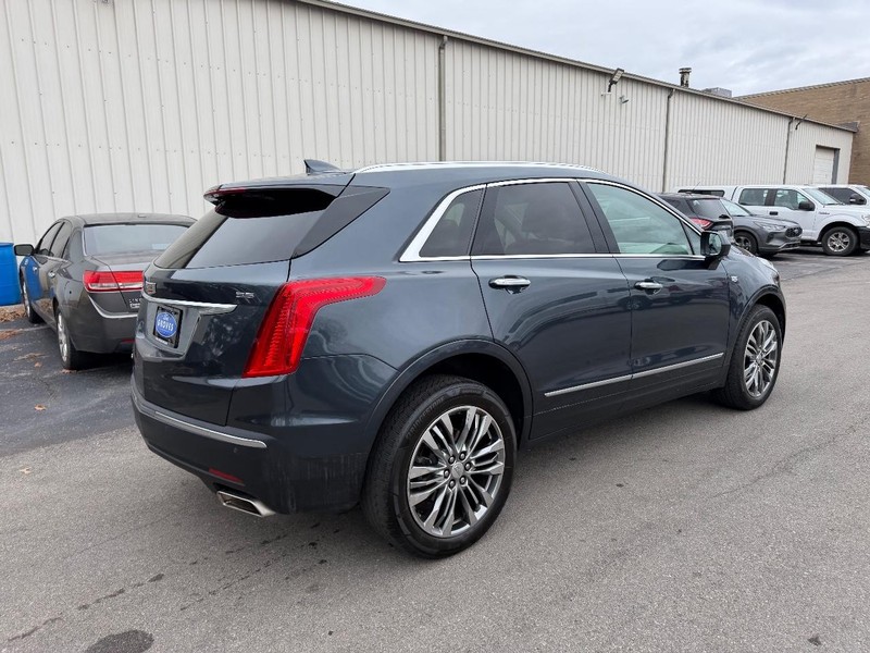 Cadillac XT5 Vehicle Full-screen Gallery Image 05