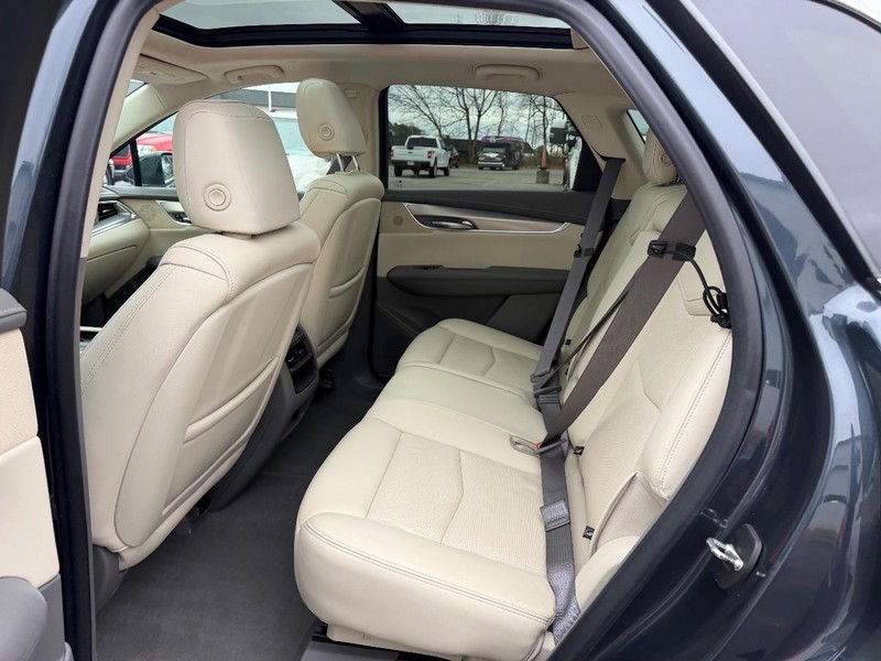 Cadillac XT5 Vehicle Full-screen Gallery Image 10