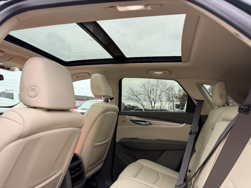 Cadillac XT5 Vehicle Full-screen Gallery Image 11