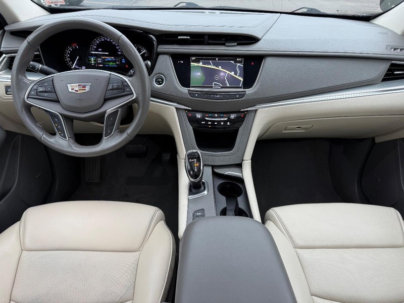 Cadillac XT5 Vehicle Full-screen Gallery Image 12