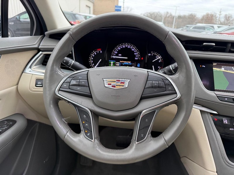 Cadillac XT5 Vehicle Full-screen Gallery Image 13