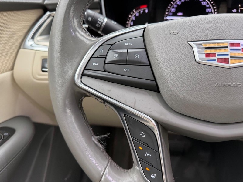 Cadillac XT5 Vehicle Full-screen Gallery Image 14