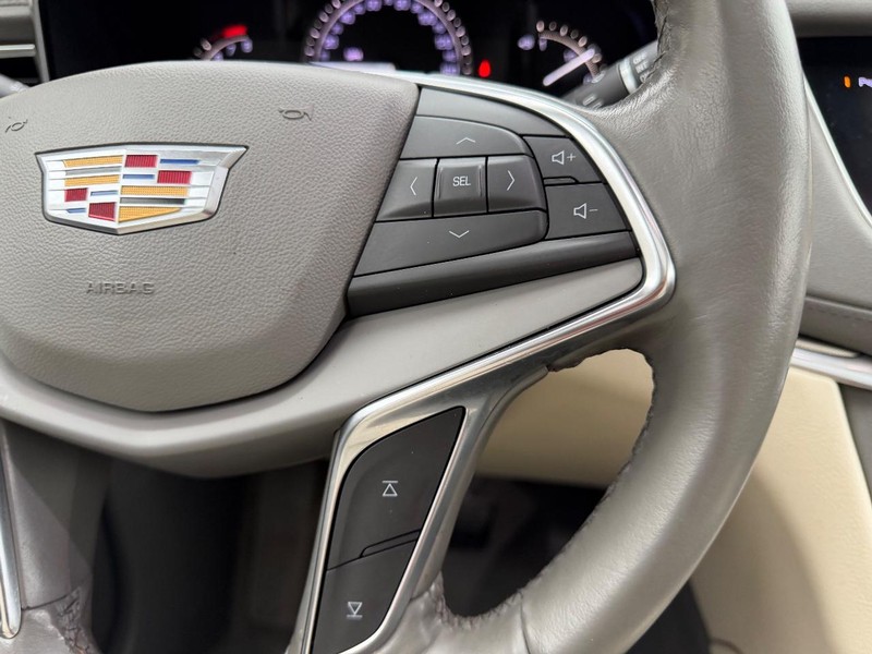 Cadillac XT5 Vehicle Full-screen Gallery Image 15