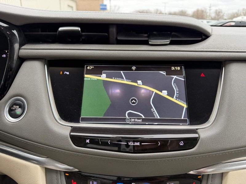 Cadillac XT5 Vehicle Full-screen Gallery Image 16