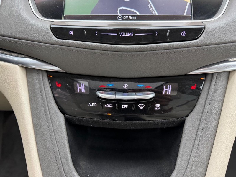 Cadillac XT5 Vehicle Full-screen Gallery Image 17