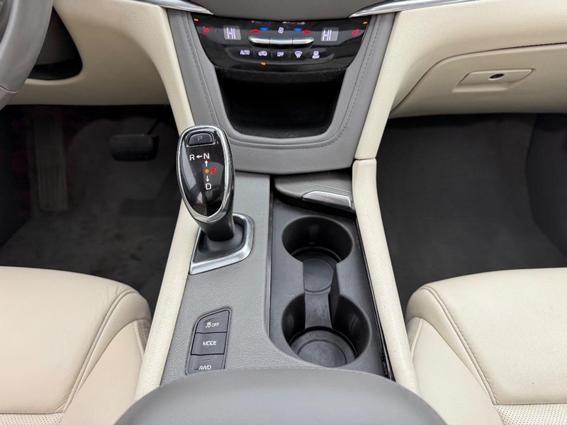 Cadillac XT5 Vehicle Full-screen Gallery Image 18