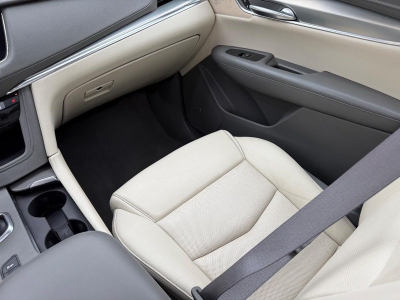 Cadillac XT5 Vehicle Full-screen Gallery Image 19