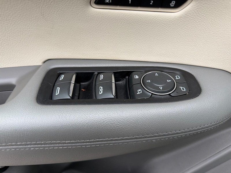 Cadillac XT5 Vehicle Full-screen Gallery Image 21