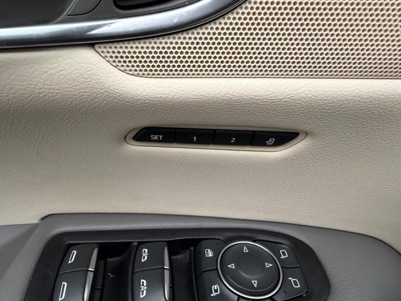 Cadillac XT5 Vehicle Full-screen Gallery Image 22