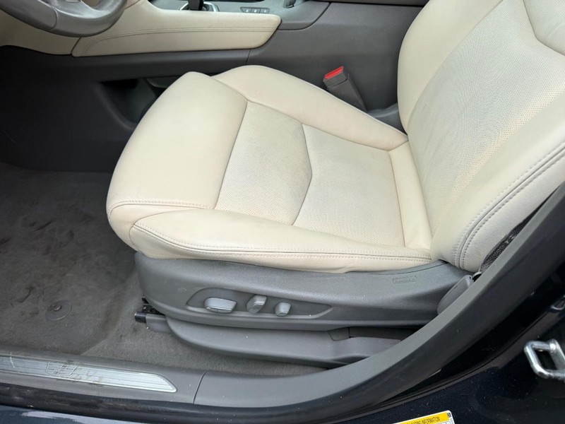 Cadillac XT5 Vehicle Full-screen Gallery Image 23