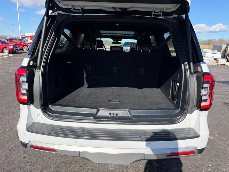 Ford Expedition Max Vehicle Full-screen Gallery Image 07