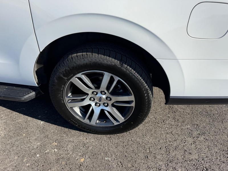 Ford Expedition Max Vehicle Full-screen Gallery Image 09