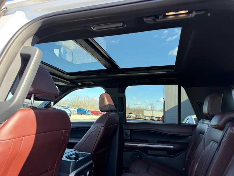 Ford Expedition Max Vehicle Full-screen Gallery Image 12