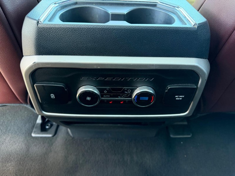 Ford Expedition Max Vehicle Full-screen Gallery Image 13
