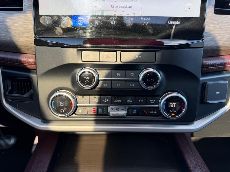 Ford Expedition Max Vehicle Full-screen Gallery Image 19