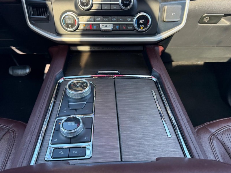 Ford Expedition Max Vehicle Full-screen Gallery Image 20