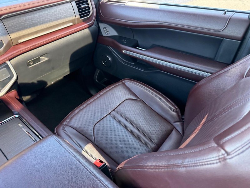 Ford Expedition Max Vehicle Full-screen Gallery Image 21