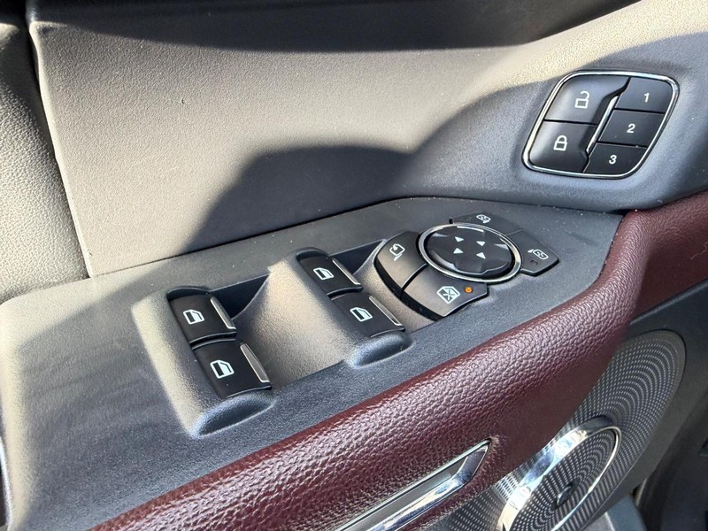 Ford Expedition Max Vehicle Full-screen Gallery Image 22