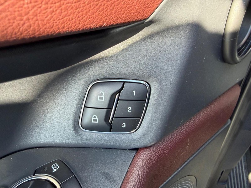 Ford Expedition Max Vehicle Full-screen Gallery Image 23