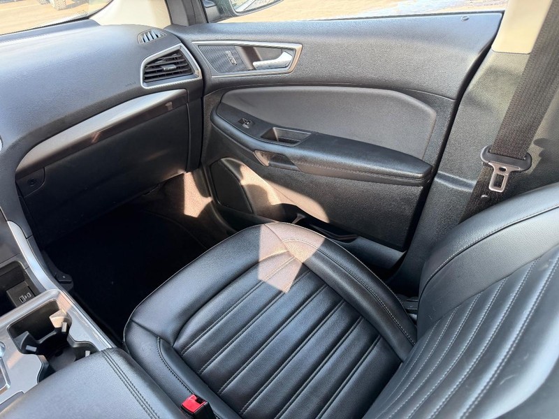 Ford Edge Vehicle Full-screen Gallery Image 17