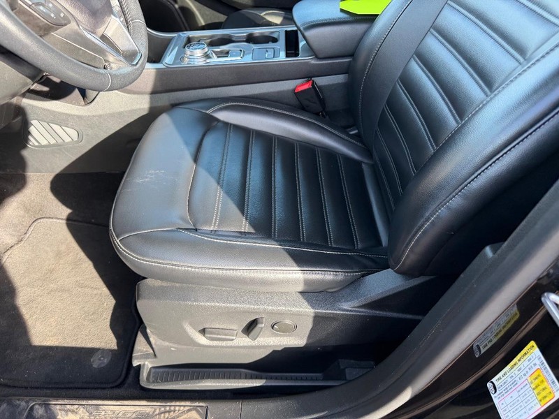 Ford Edge Vehicle Full-screen Gallery Image 19