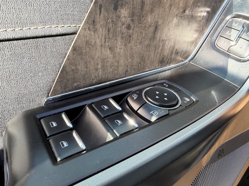 Ford F-150 Vehicle Full-screen Gallery Image 18